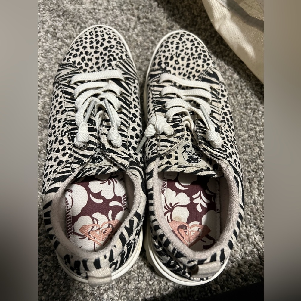 Roxy brand sneakers lightly used. Good condition. Cheetah Printed style color
